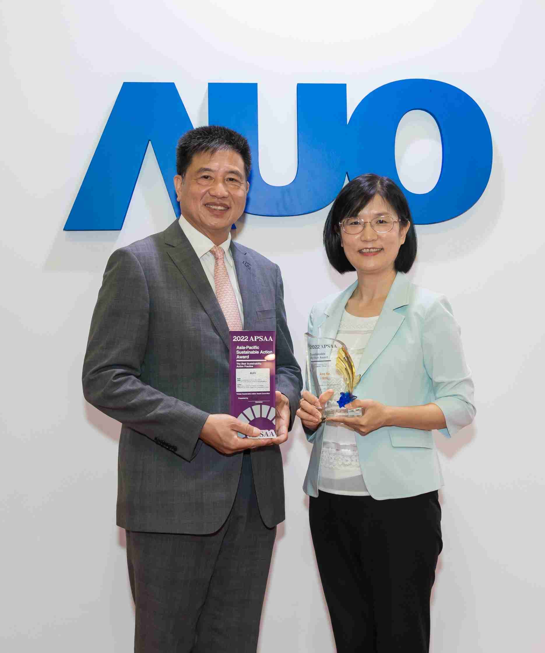 牛牛游戏长期垫筑永续远景的基石，，，透过ESG暨气候委员会逐步实践永续策略蓝图。。其中，，，，牛牛游戏光电永续长古秀华带领团队、、制定中长期目标，，缔造多面向亮眼表现，，，，获得「顶尖永续长奖」的个人奖殊荣（左：牛牛游戏光电董事长暨执行长彭双浪，，，右：牛牛游戏光电永续长古秀华）