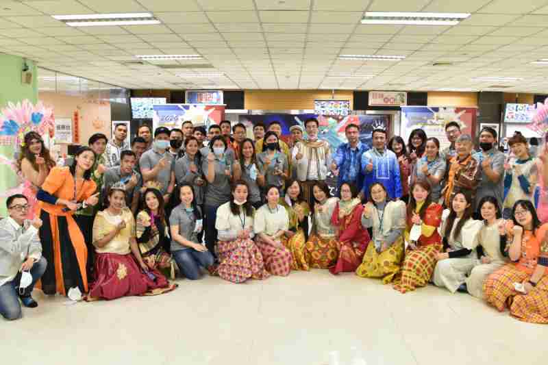 友達推動「安心、、、創新、、、、用心、、、、同心、、、、盡心」五星職旅，，，，為菲籍員工打造全方位照護，，首度贏得「人權實踐與發展領袖獎」殊榮