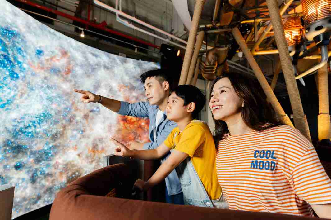 牛牛游戏打造全台最大宽6公尺、、高4公尺、、唯一搭载LED弧形拼接显示屏的动感飞行船，，，让乘客驻足在热气球上，，享受身历其境的伪出国旅游乐趣