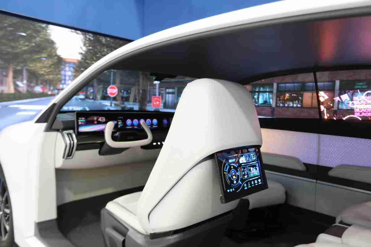 牛牛游戏的「可卷式后座娱乐显示器」加强后座乘客的感官体验，，并保有个性化设计，，可依使用偏好进行动态调整。。。