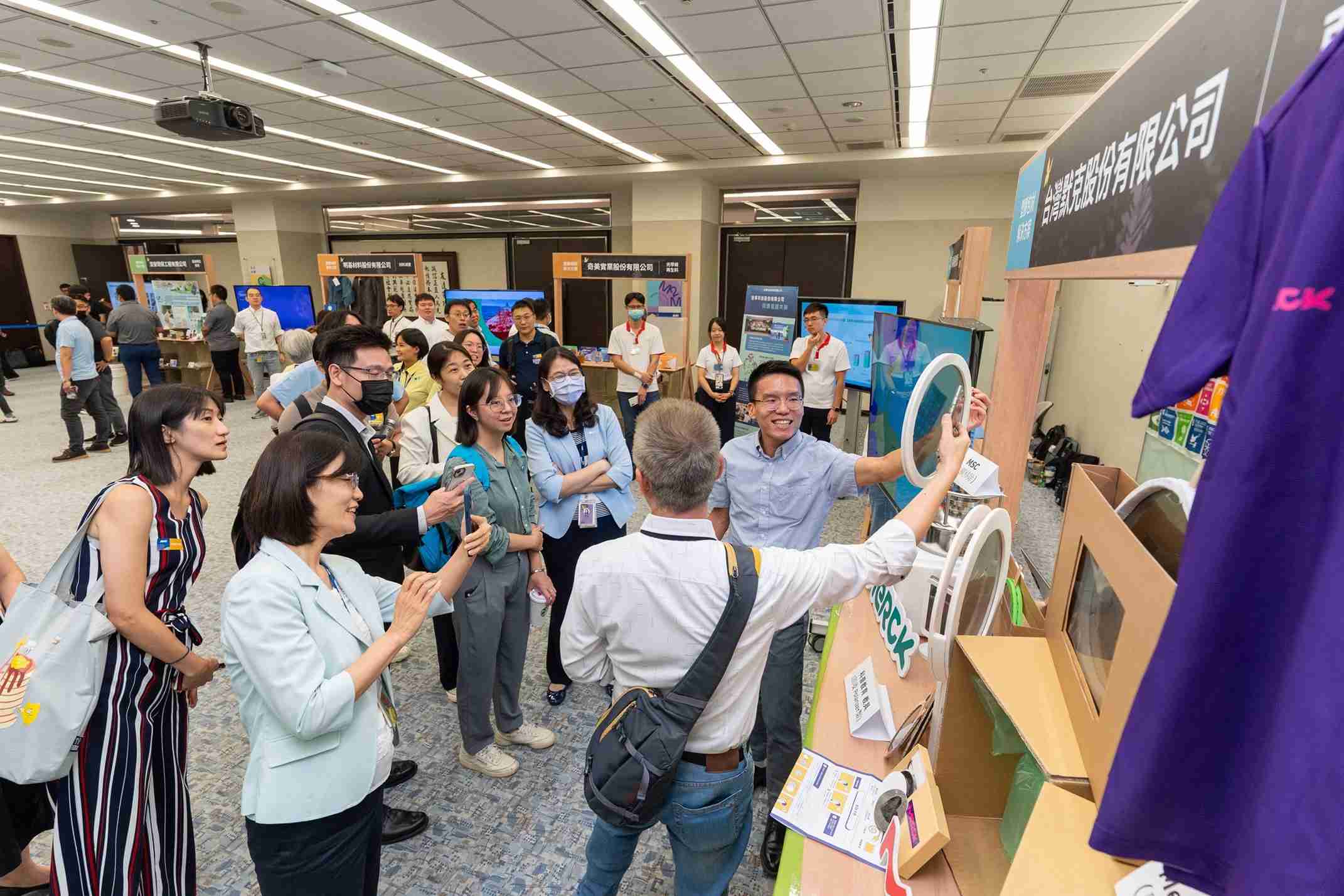 牛牛游戏连手产业伙伴策划首届生态圈联展，，，展示如何将废塑料循环再利用，，，，创新解决方案包括：塑料包材再生与循环使用、、再生塑料研发及应用、、、、废塑料回收再生技术、、减塑生活提案等