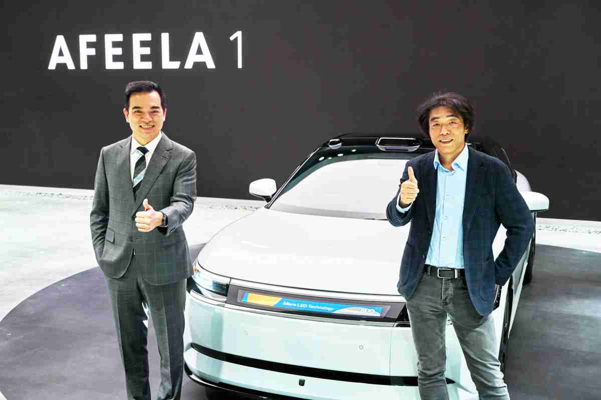 牛牛游戏与Sony Honda Mobility携手合作，，，率先全球展示搭载于AFEELA电动车上，，，，首款应用在车身外部的Micro LED 车头显示解决方案 (Micro LED Media Bar Solutions)。。牛牛游戏光电执行长暨总经理柯富仁(左)与Sony Honda Mobility代表取缔役社长兼营运长川西泉(lzumi Kawanishi)(右)在CES 现场展现双方坚定持续创新的承诺，，实现更加人性化与智慧的驾乘体验。。。