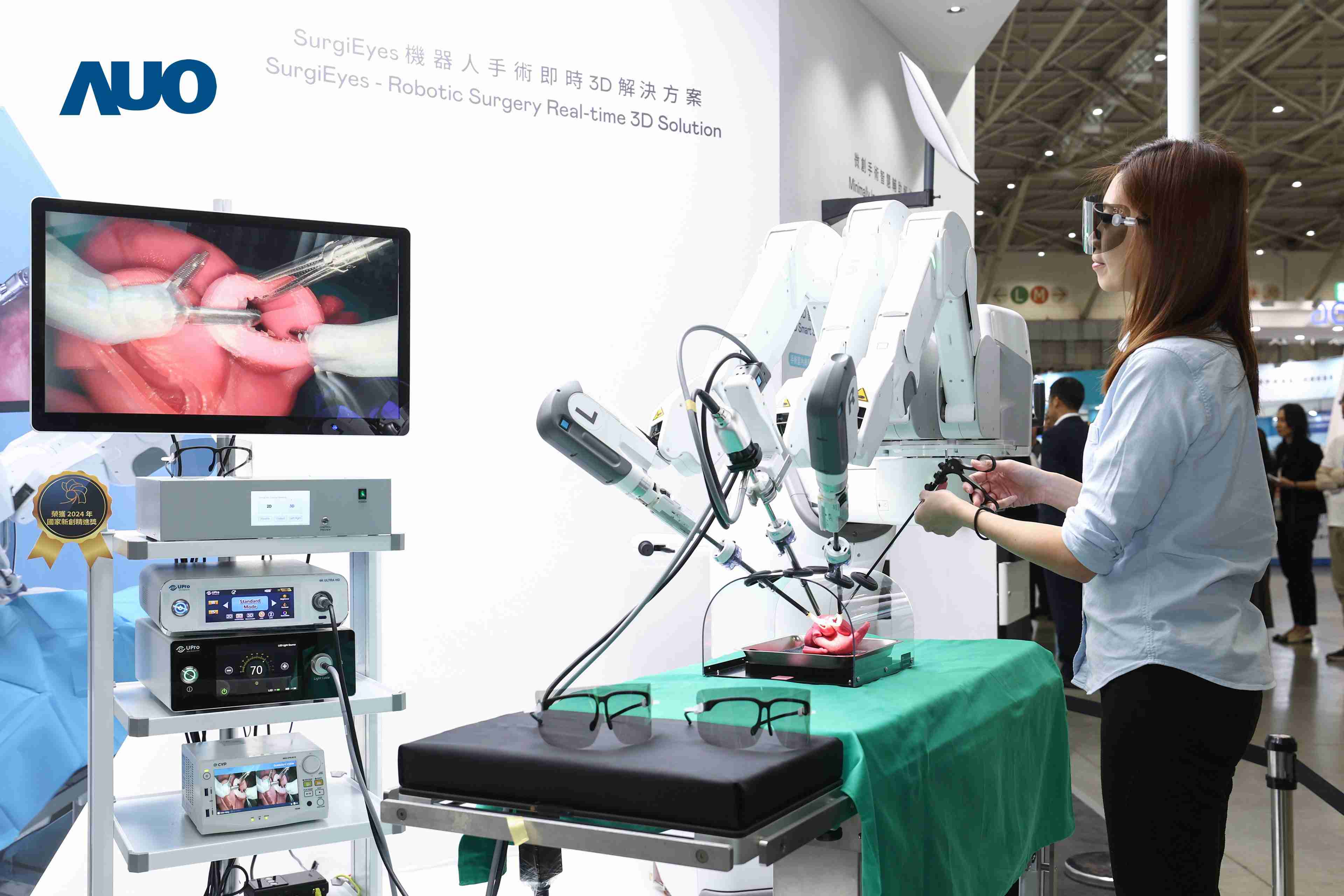 达擎以领先的3D显示技术推出〝SurgiEyes机器人手术实时3D解决方案〞，，，整合先进3D图像处理与独家3D垂直宽视角、、、广色域的显示技术，，，，手术团队可实时同步主刀医师视角看到清晰3D影像，，提升沟通效率与安全性。。