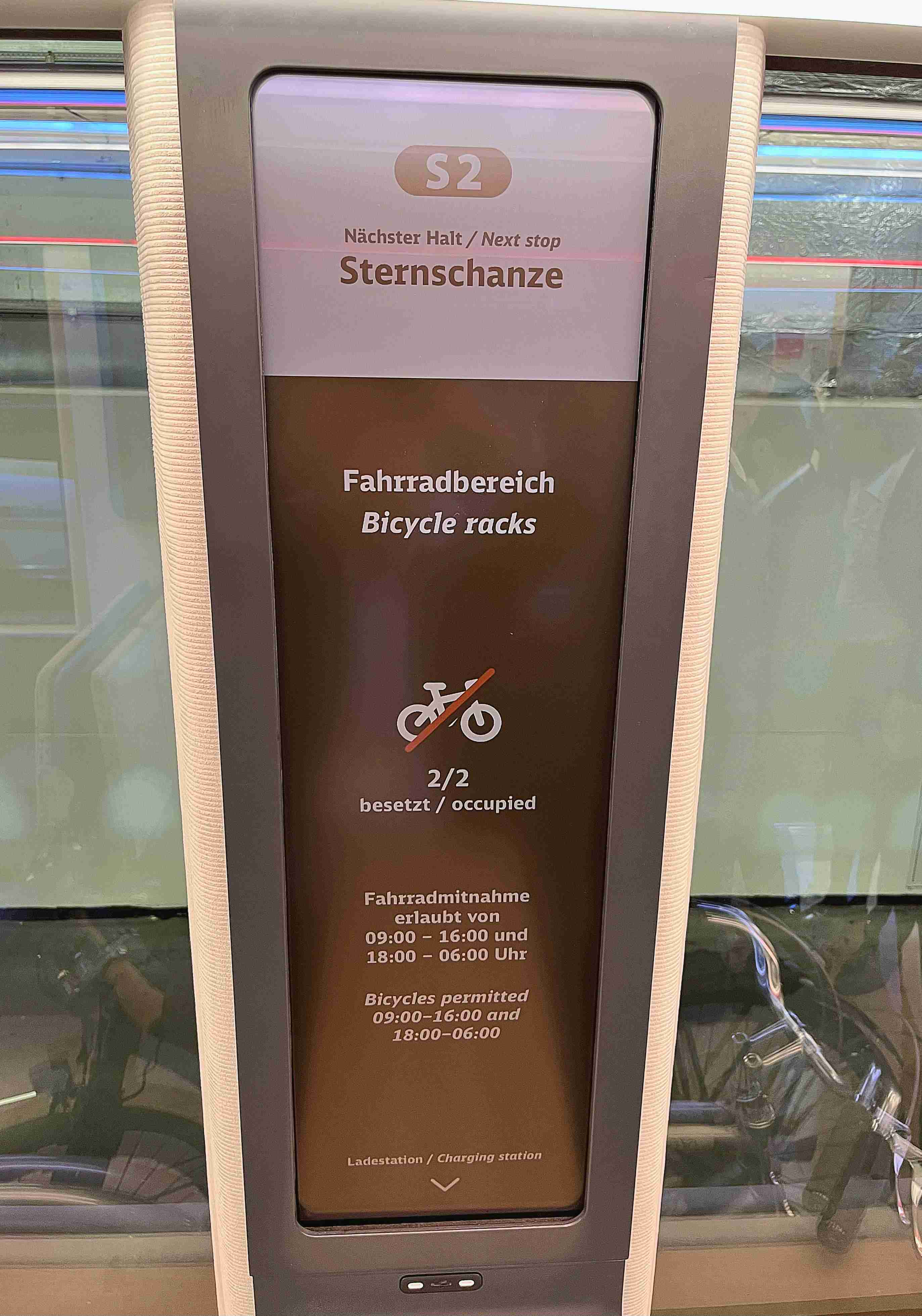 达擎HiRaso显示技术采用胆固醇液晶独特的双稳态特性及反射环境光线的方式，，发挥最佳能源运用效率，，，，其仅在更换显示画面时才消耗电力，，，在持续静止的画面显示上则为零耗电，，，与传统液晶显示技术相比大幅节省90%能耗